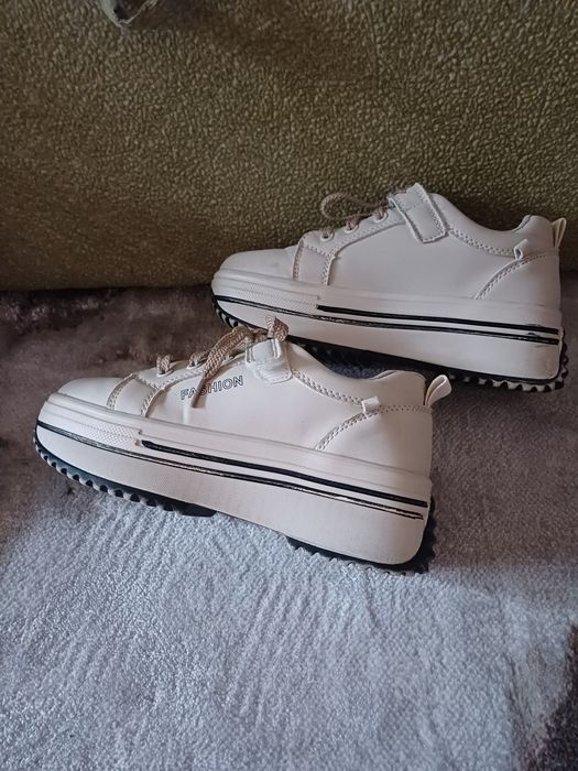 Продам демісезонне взуття