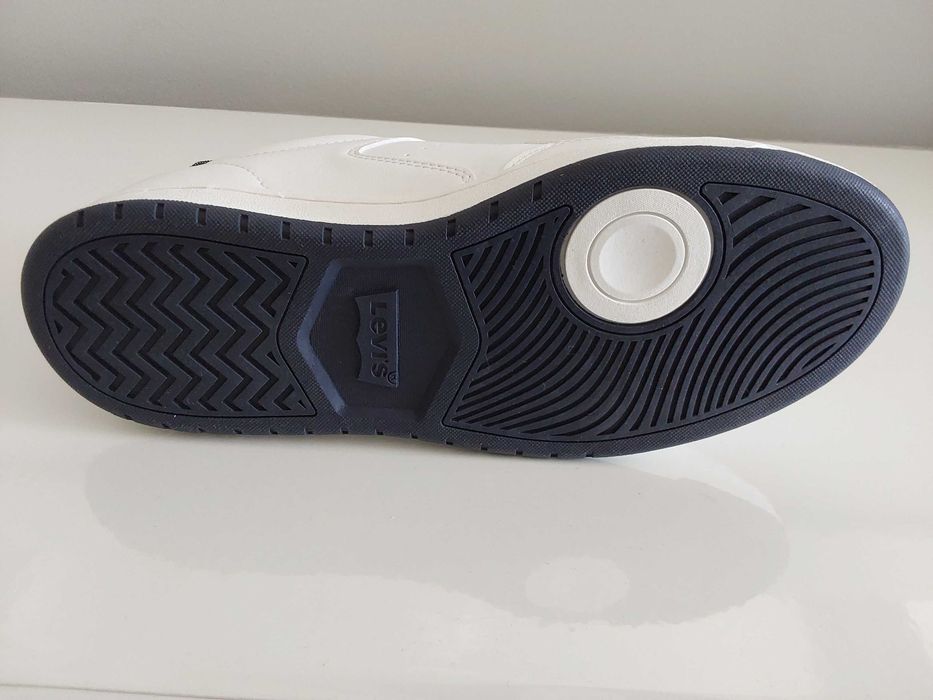 Sapatilhas Brancas Levi's.