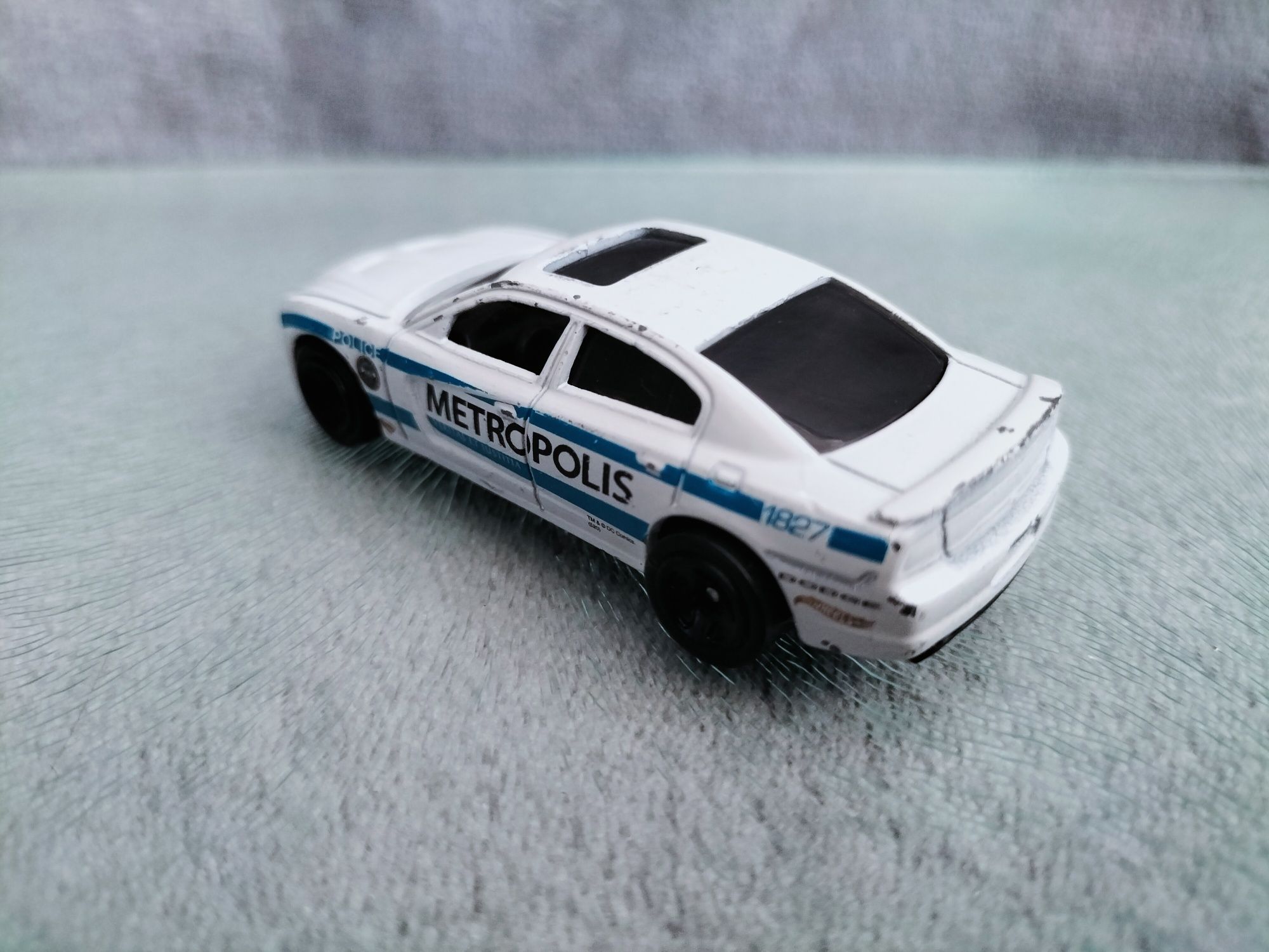 Mattel 2011 Dodge Charger R/T biały Metropolis Police Car Police HW ́1