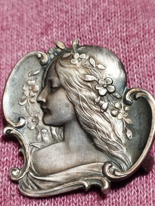 Zabytkowa srebrna broszka z epoki secesji – motyw kobiety