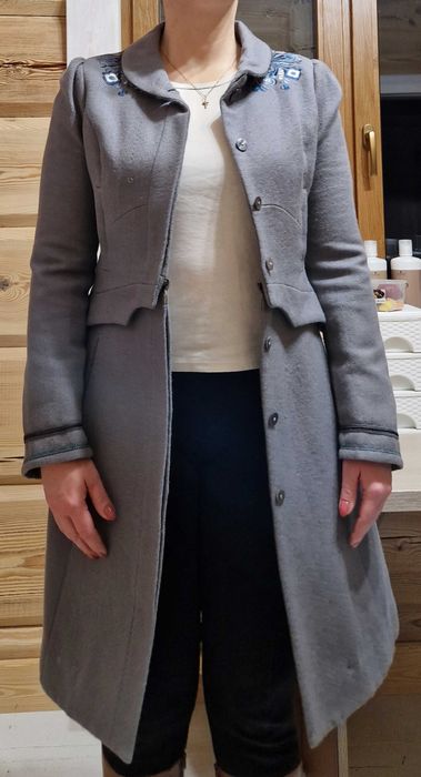 100% Wełniany płaszcz z haftowanymi kwiatami