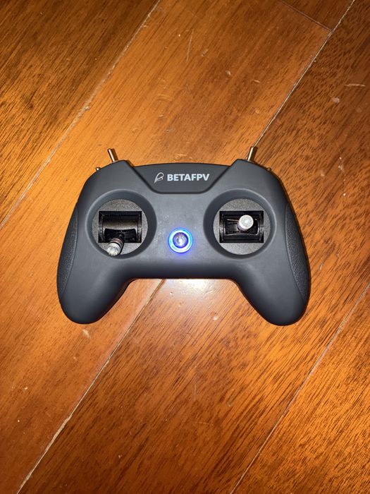 Пульт BetaFpv LiteRadio 2 se у чорному кольорі у гарному стані