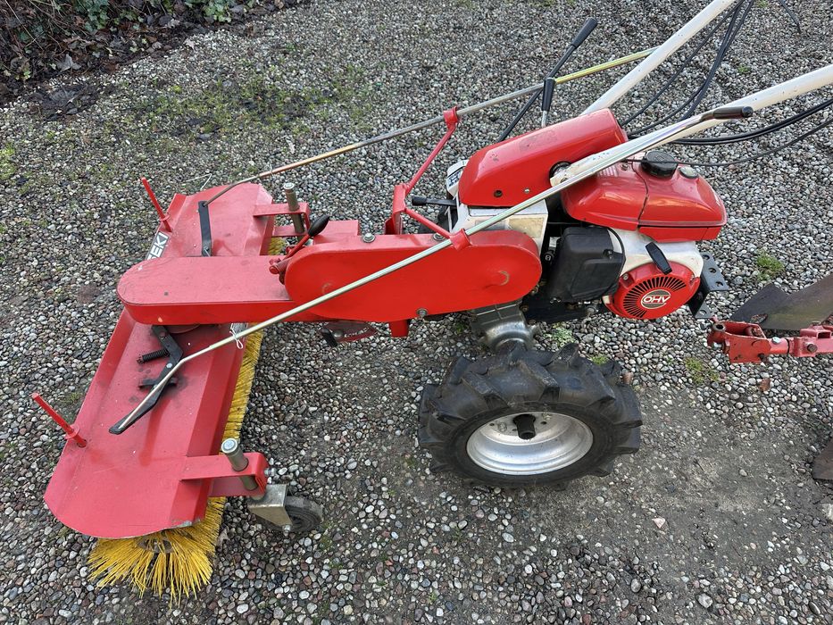 Traktorek jednoosiowy, dzik Iseki SA560 z zamiatarką