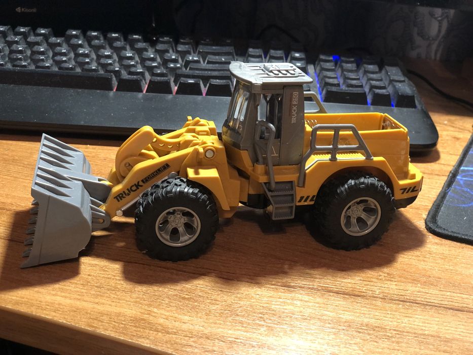 Іграшка ексковатор з ковшом