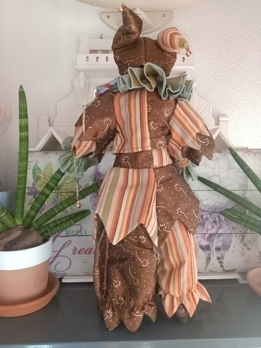 Gatinho lindo vestido de Arlequim em Resina 50cm