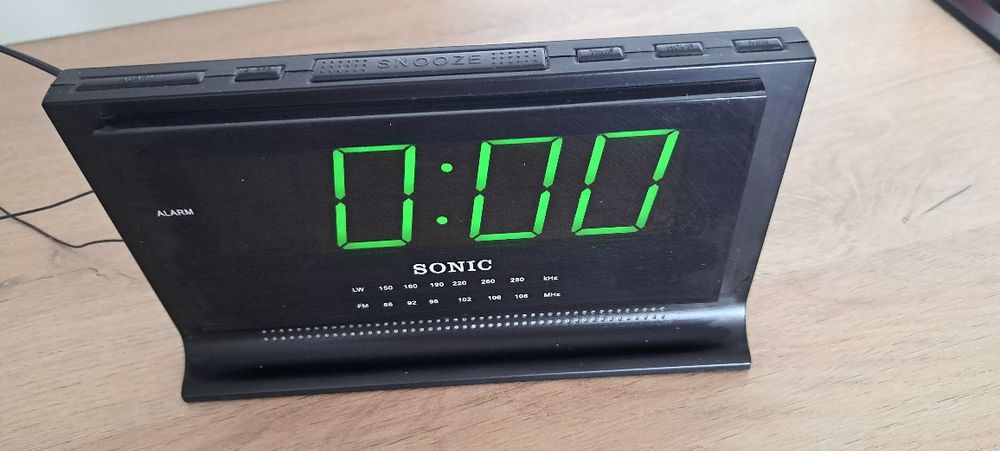 Radiobudzik sieciowy z podświetlanym wyświetlaczem sonic