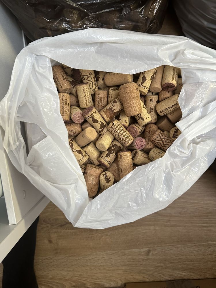 Korki po winie  2350 sztuk ( wino korek )