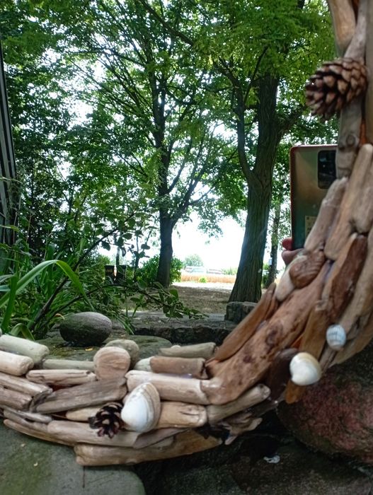 Okrągłe, drewniane lustro