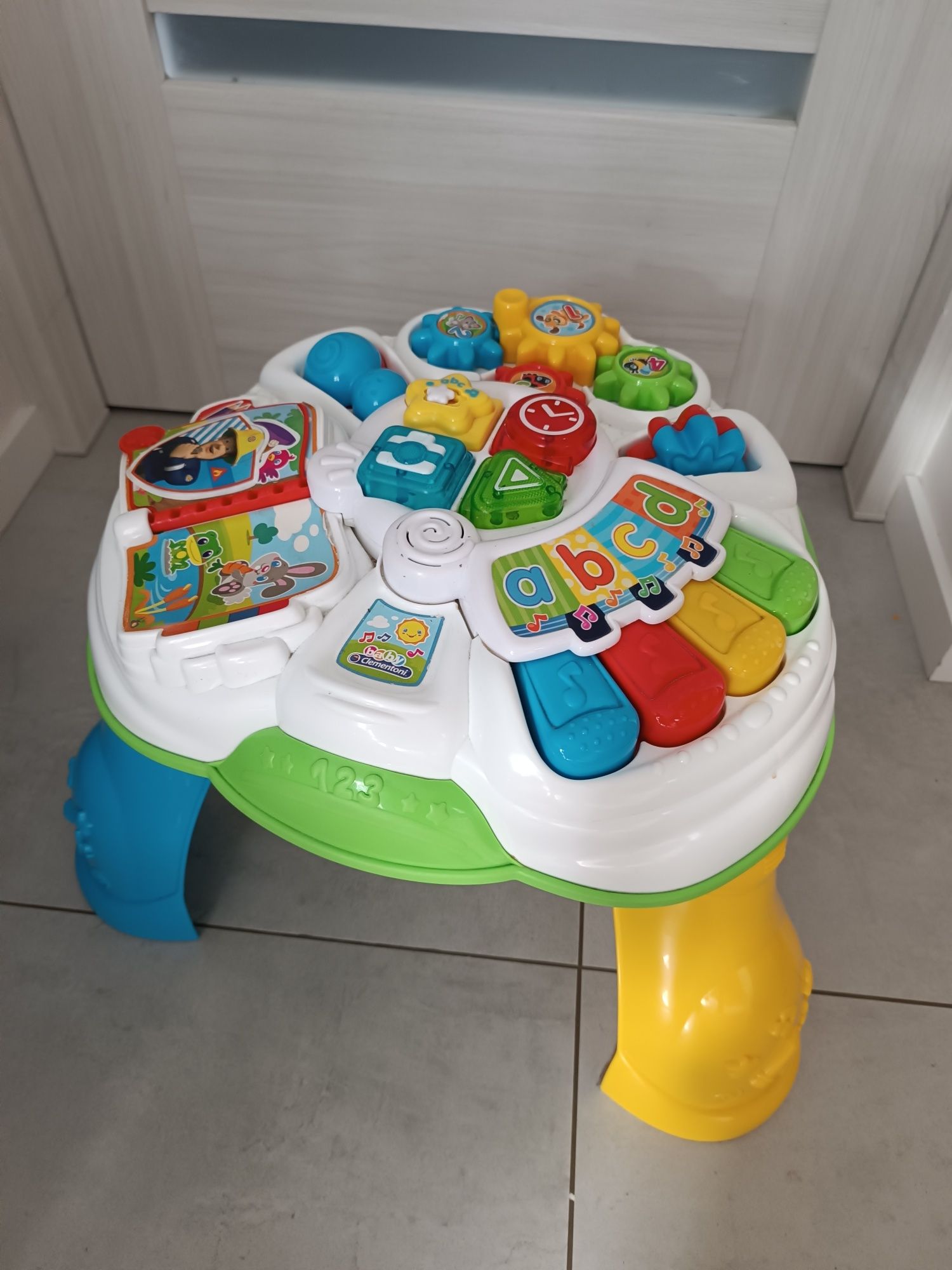 Clementoni Stolik Edukacyjny mówi i gra po polsku sensoryczny pianinko