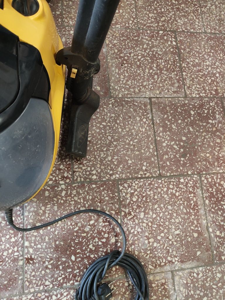 Karcher SV 1902 odkurza na mokro i sucho.