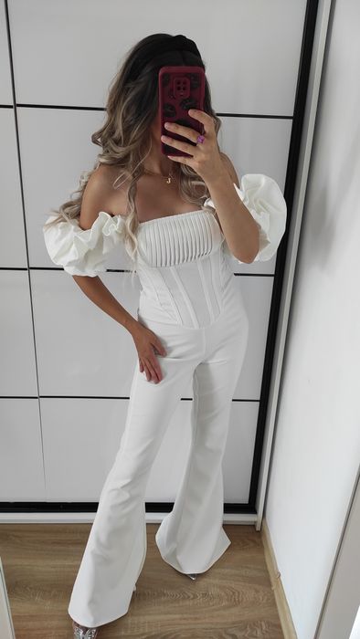 Biały kombinezon z bufiastymi rękawkami