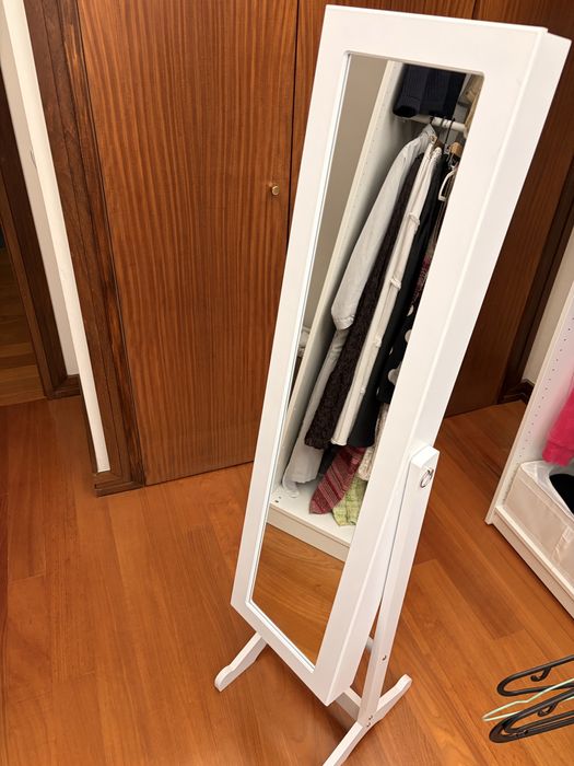 Espelho guarda joias