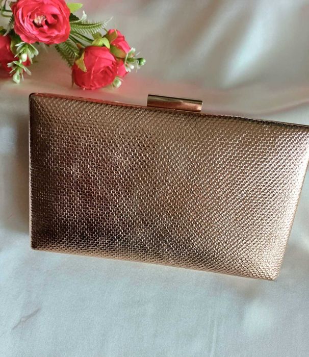 Wieczorowa kopertówka - Karbowane złoto