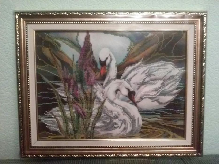Продам картину бисером "Лебеди и ирис".