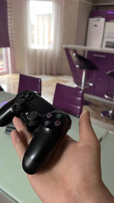 Продам особистий Playstation 4 Pro 1TB стан ідеал