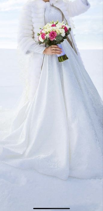 Продаю весільну сукню. Розмір С-М