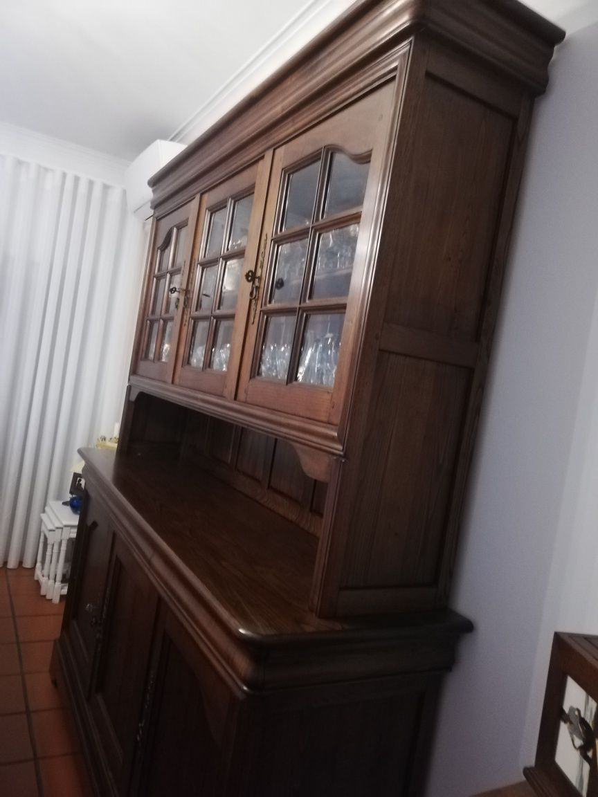 Móvel sala de jantar, muito bem conservado com 6 portas/3 gavetas