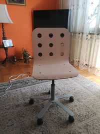 Różowe krzesło Ikea Jules drewniane obrotowe