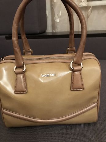 Женская сумка лаковая;молочно-бежевого цвета фирмы DOLMANI ,
