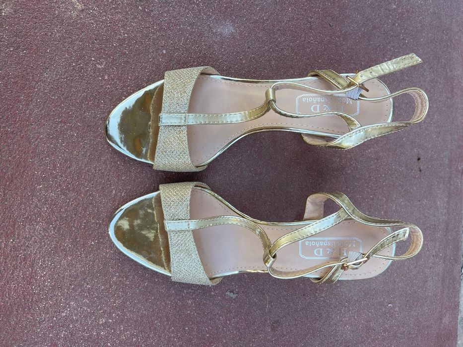 Sandália dourada - N38