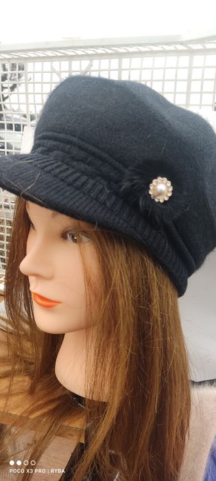 Czapka kaszkiet damski  z daszkiem z angory czarna