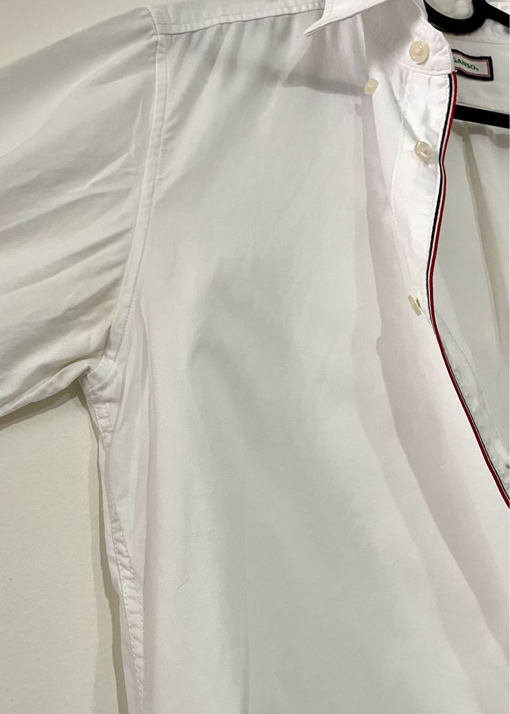 Camisa branca com detalhes vermelhos (El Ganso, tamanho S)