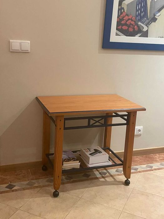 Móvel de sala com rodas