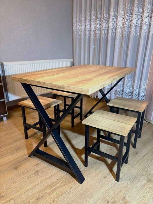 Stół Kuchenny + 4 Taborety – Ręcznie wykonany zestaw premium.