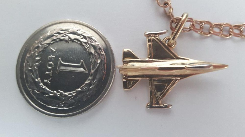 Złoty samolocik F-16 na szyje.