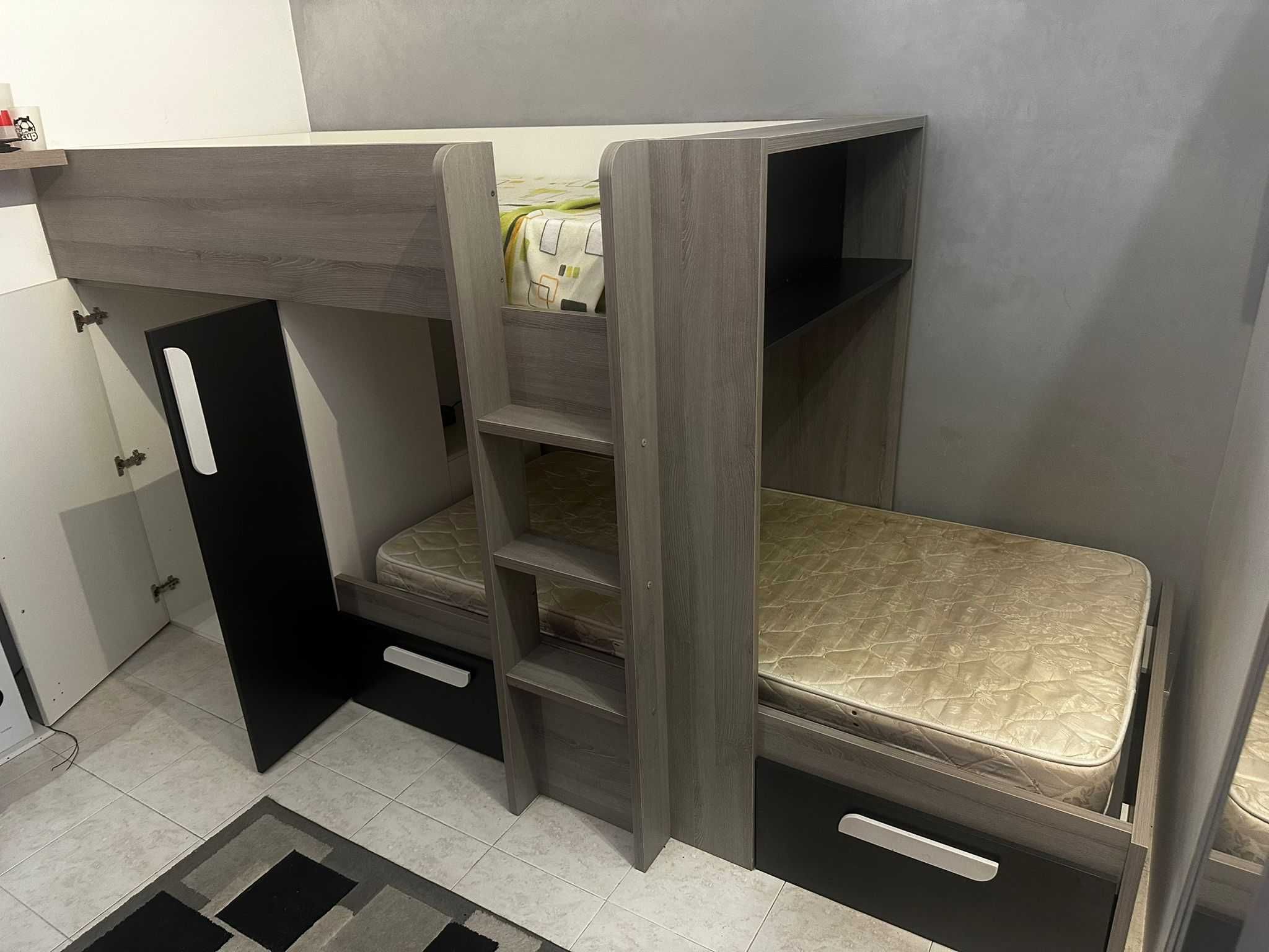 Cama semi-nova Beliche