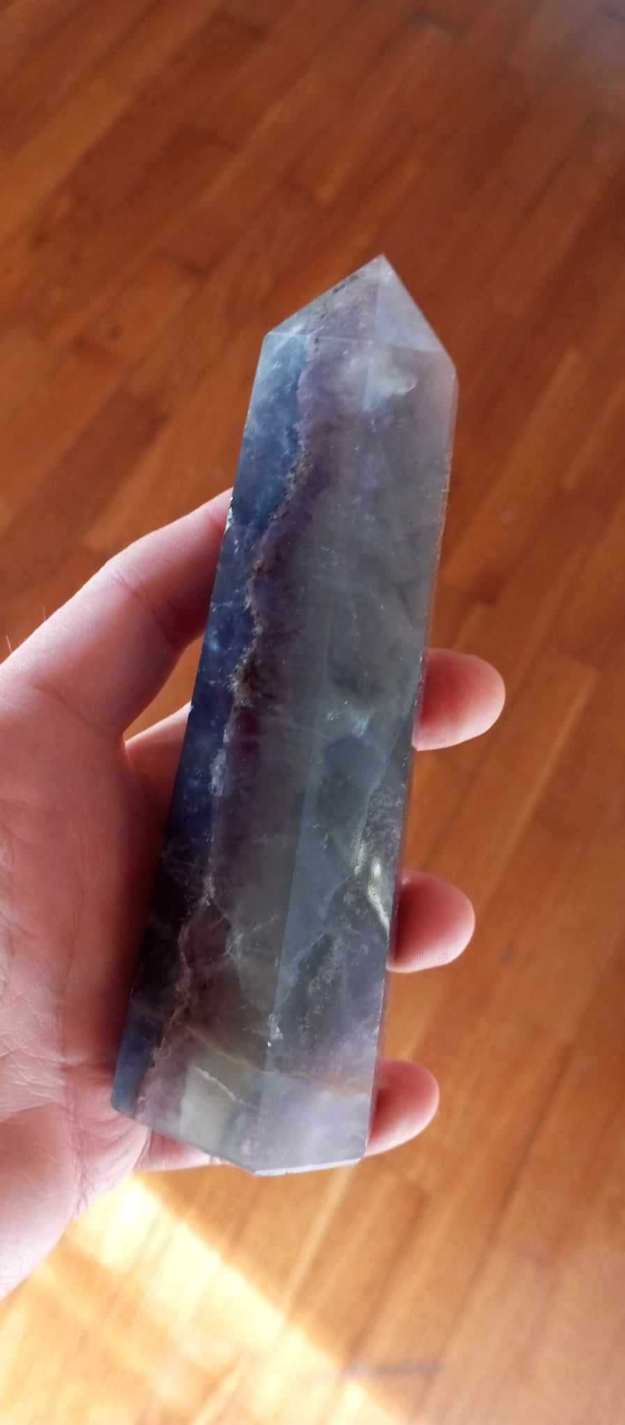 Cristal quartzo verde, em forma de obelisco.