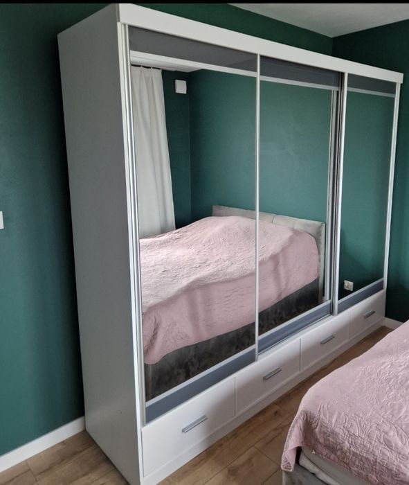 Szafa przesuwna lustra