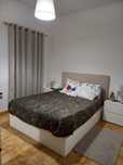 Cama casal com mesas de cabeceira