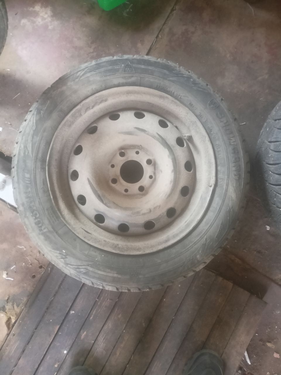 Продам резину с дисками 2 шт 175/65r14 4*98