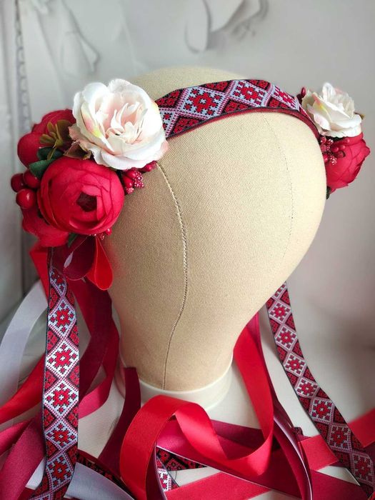 Чільце українське, червоно-кремове, зі стрічками