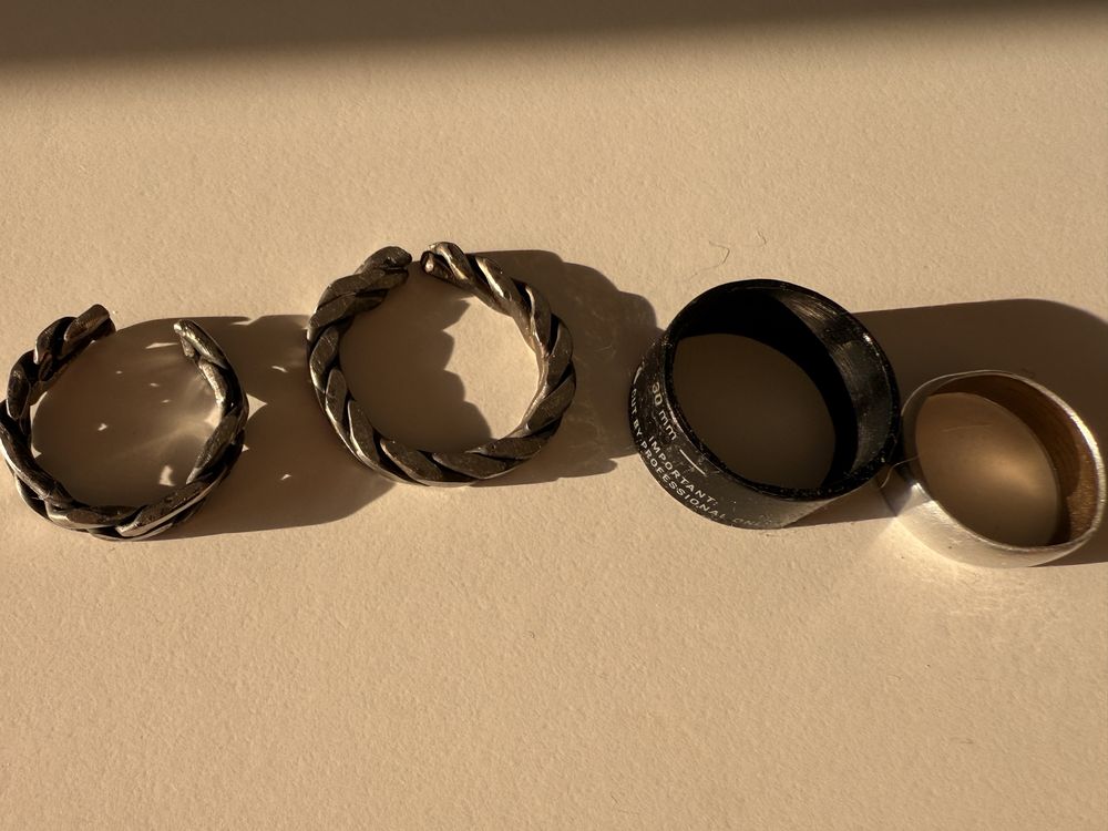 Męskie pierścionki customowe metal, karbon