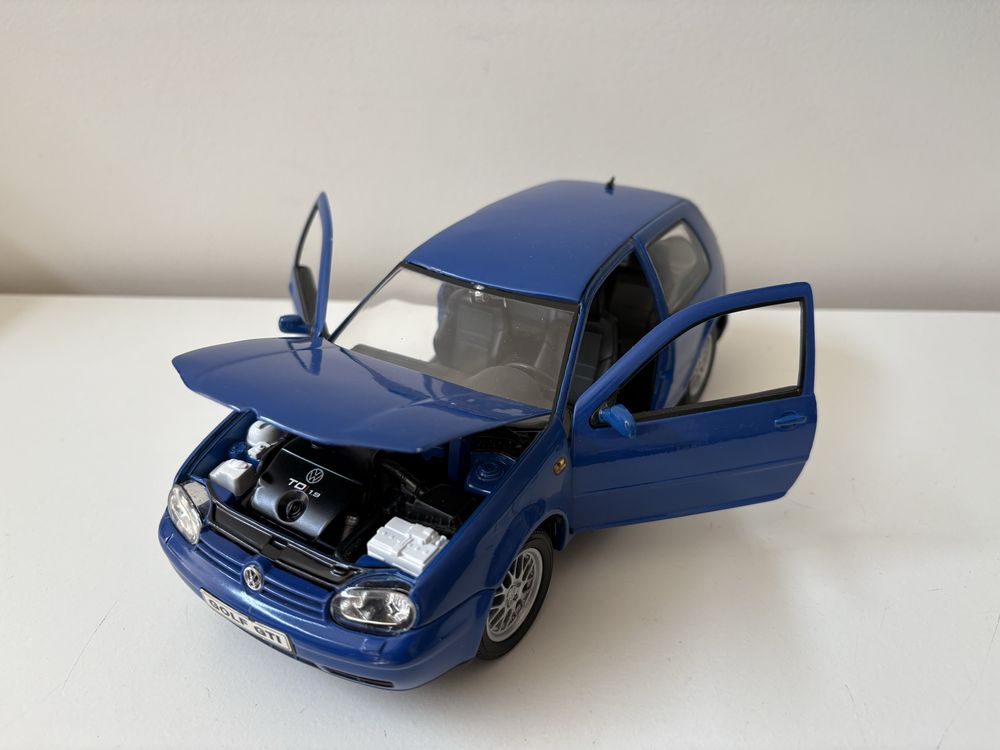 Model Volkswagen Golf MK4 GTi 1:18 Revell (maisto welly)