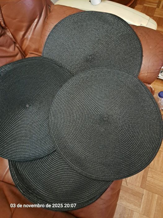 1€ Vendo 10 bases para pratos, a 1 euro cada, em material palhinha ou