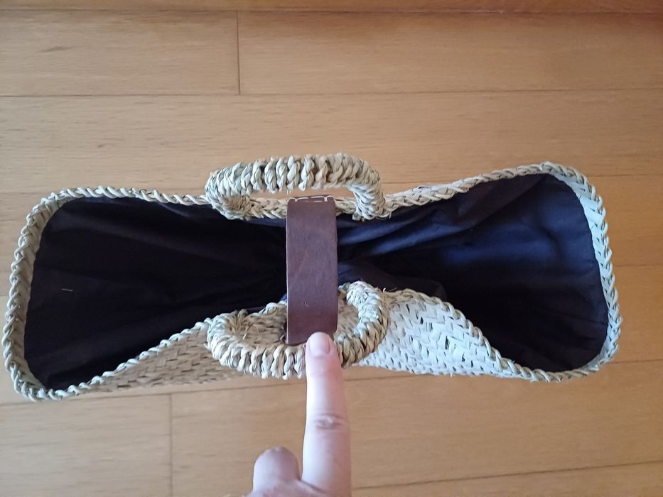 Cesta com fivela em pele
