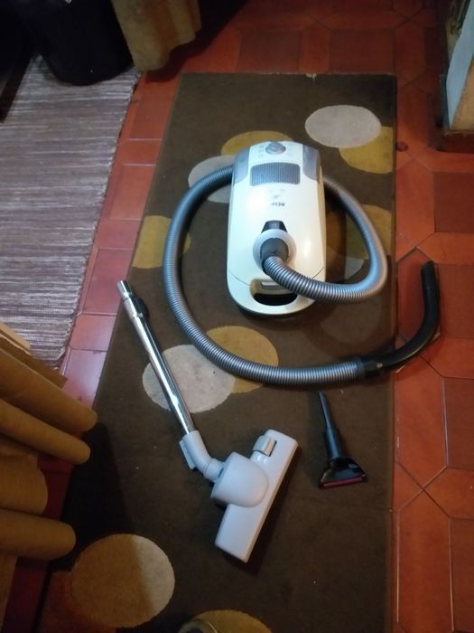 Aspirador de saco MIELE 2000w potente e impecável.