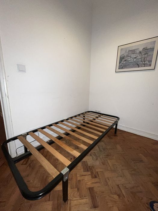 Estrutura de cama de solteiro com ripas de madeira