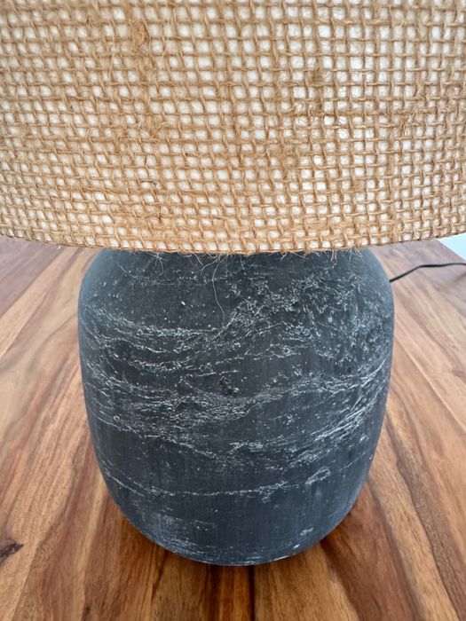 Candeeiro de cerâmica negra e abajur em juta. (2 disponíveis)