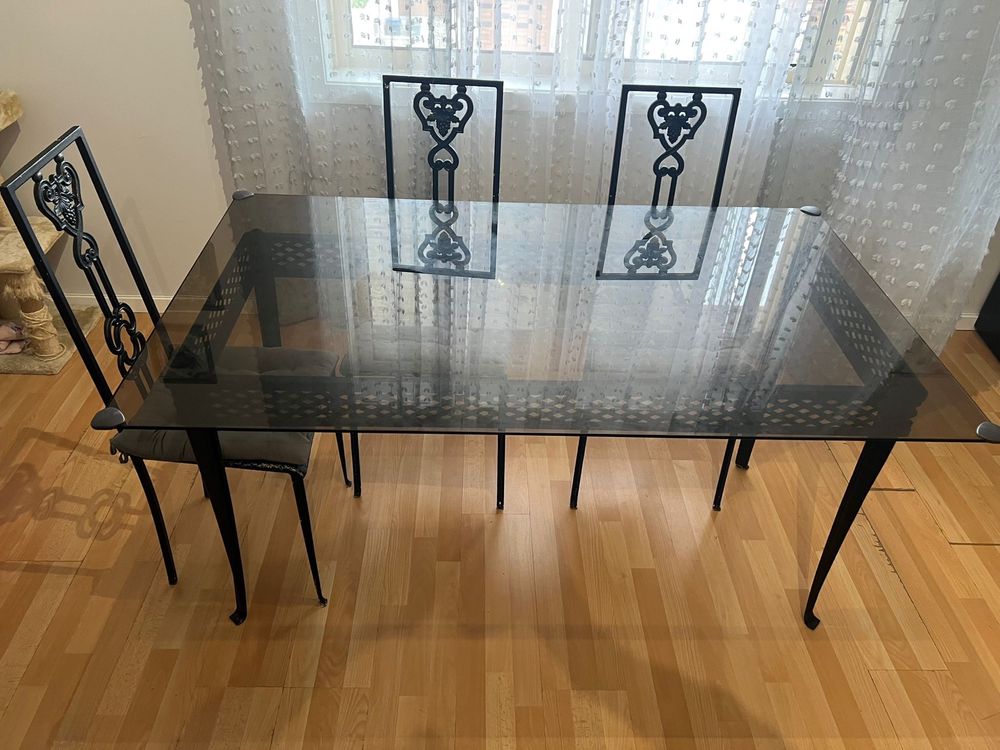 Mesa de ferro com tampo de vidro