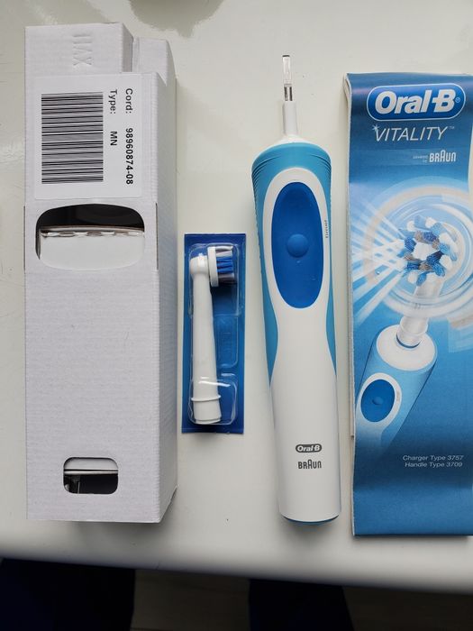 Електрическая зубная щетка  Oral-В