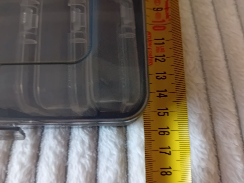 Plastikowy pojemnik z 26szt mniejszych do przechowywania.