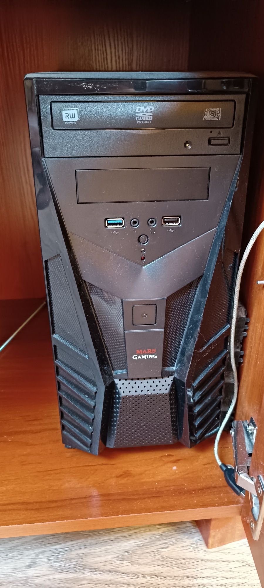 Komputer stacjonarny PC + monitor + klawiatura + mysz
