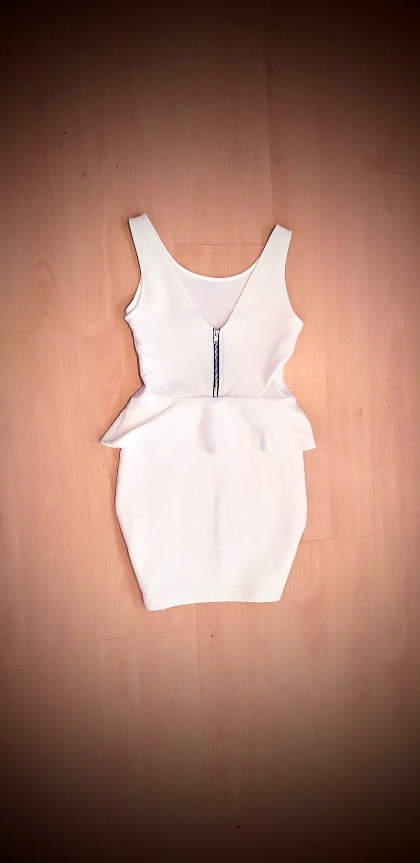 Nowa śliczna biała sukienka z baskiną