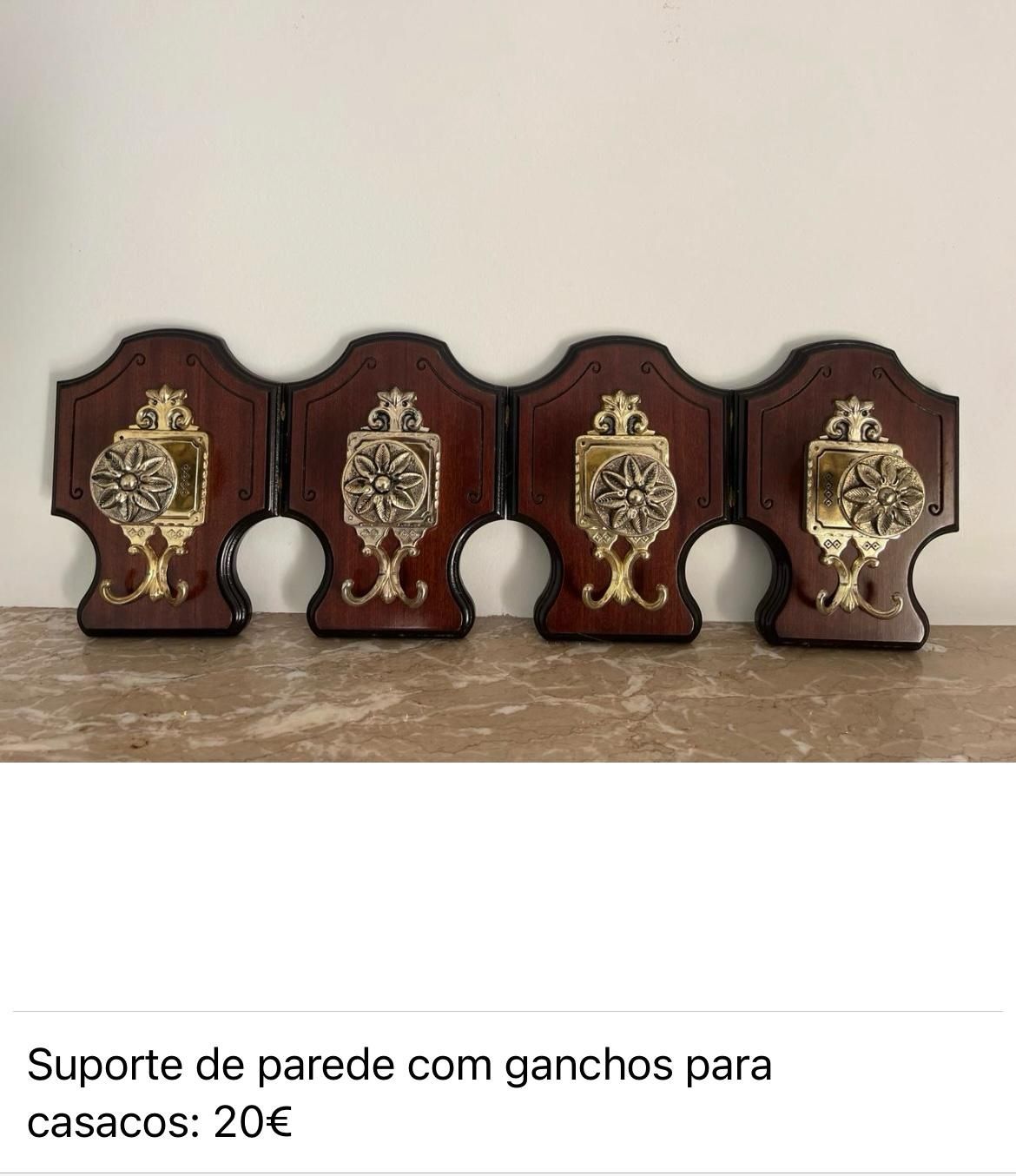 Suporte de roupa de parede em madeira com ganchos dourados  como novo.