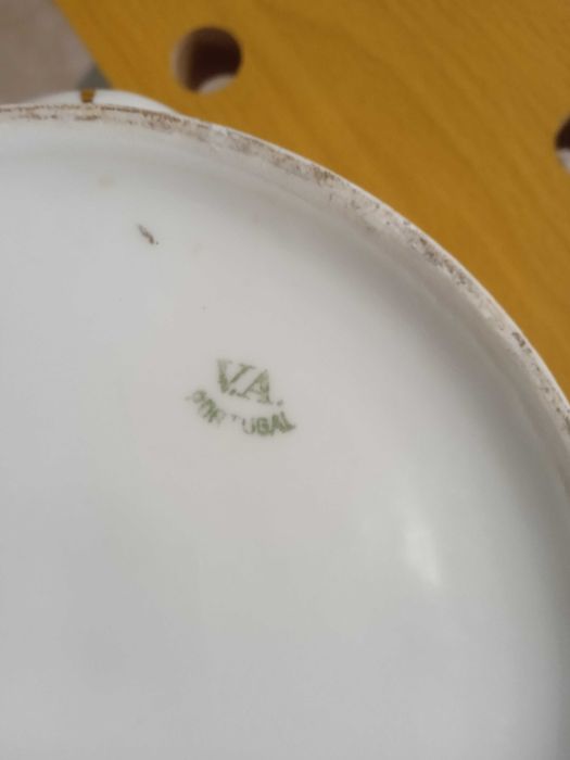 Bule  centenário com tampa da vista alegre.