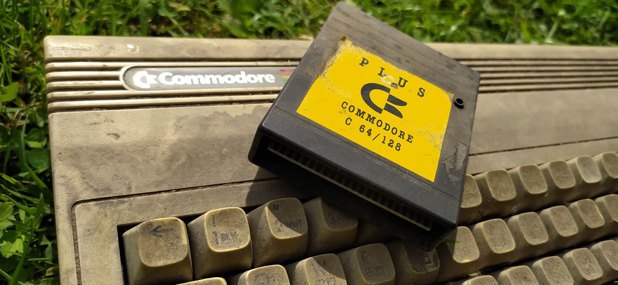 Sprzedam Commodore C64 z magnetofon , joystici
